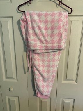 Women’s Pink & White Houndstooth Fleece Pajama Pants